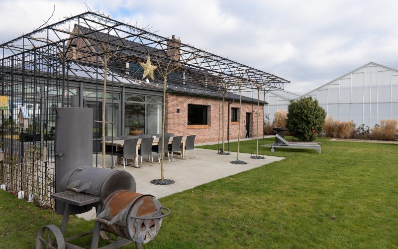 Achteraanzicht terras BBQ