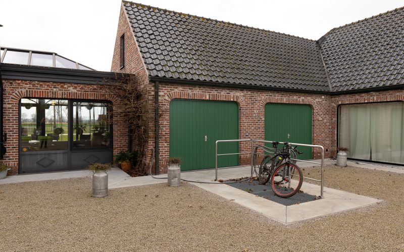 Vooraanzicht garage: fietswasplaats